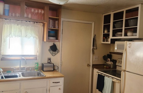Caseville Cottage | Charming 1-bedroom cottage 0.5 from beautiful Caseville with AC, spacious yard
