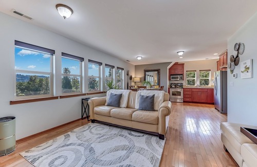 Cathcart Cottage | Charming 1-bedroom house with WiFi, AC in lovely Snohomish