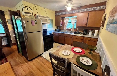 Clarkdale House | Charming 1-bedroom house with WiFi and AC in peaceful Austell