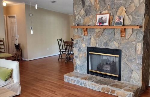 Westlake Corner House | Charming 1-bedroom house in lovely Moneta with WiFi, AC