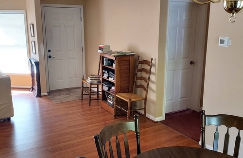 Westlake Corner House | Charming 1-bedroom house in lovely Moneta with WiFi, AC