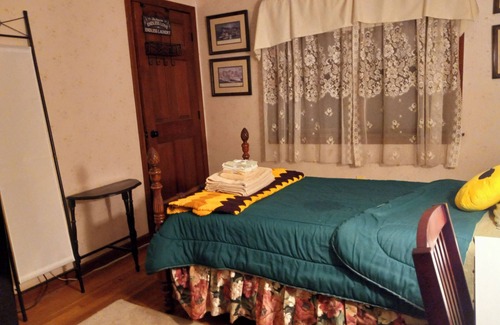 Freetown House | Charming 1-bedroom in serene Freetown with WiFi, AC