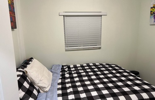 Mount Dennis House | Charming 1-bedroom/kitchen n a house in beautiful Toronto with WiFi, AC, Female