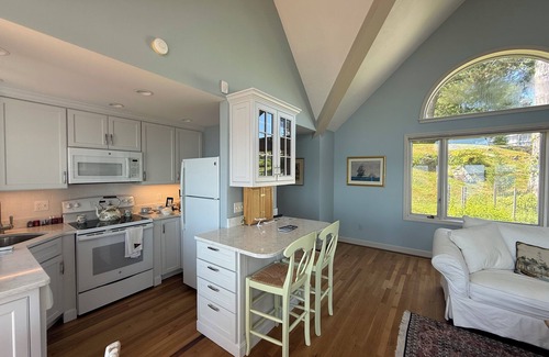 Prides Crossing Cottage | Charming 1-bedroom seaside cottage in enchanting Marblehead with WiFi, AC