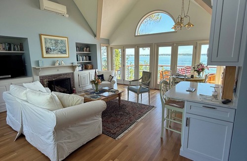Prides Crossing Cottage | Charming 1-bedroom seaside cottage in enchanting Marblehead with WiFi, AC