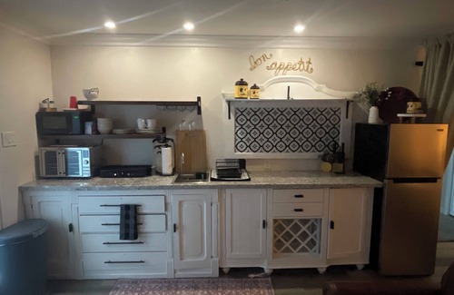 Bakersfield Apartment | Charming 1-bedroom apartment in lovely Bakersfield with AC, WiFi