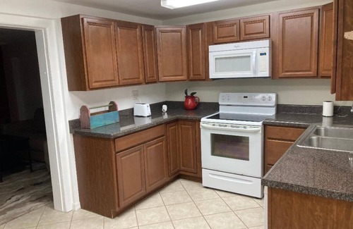 Masaryktown Cottage | Charming 1-bedroom cottage in delightful Brooksville with AC, WiFi