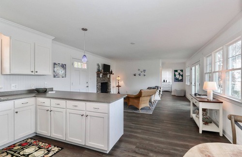 Troutman Cottage | Charming 1-bedroom waterfront cottage with boat dock on Lake Norman