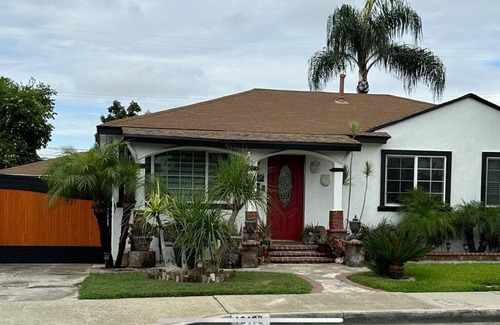 Montclair House | Charming 1-bedroom with WiFi, AC in terrific Montclair with pool