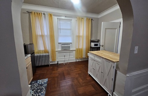 Weequahic Apartment | Charming 1 BR, 1BA, Near Beth Israel Hospital, EWR, NYC Times Square, MetLife.