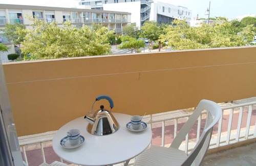 Balaruc-les-Bains Apartment | Charming 1-BR Apt near Thermal Baths and Etang, Parking & WiFi, Pet-Friendly
