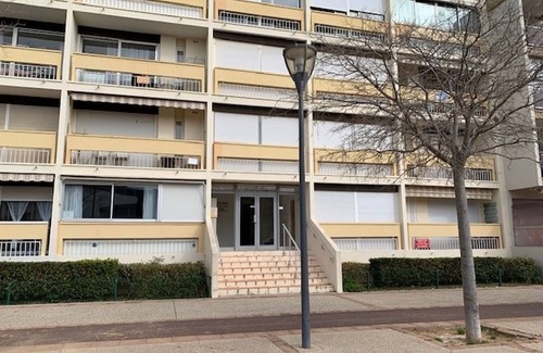 Balaruc-les-Bains Apartment | Charming 1-BR Apt near Thermal Baths and Etang, Parking & WiFi, Pet-Friendly