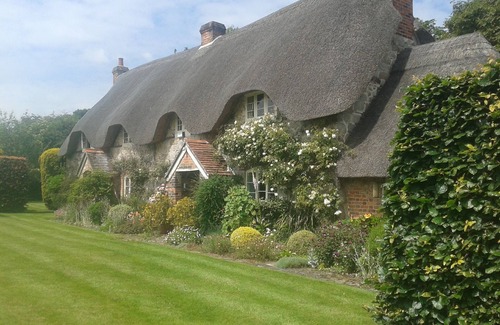 Alton Barnes Cottage | Charming 1660's Cottage.