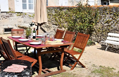 Deux-Chaises Cottage | Charming 17th-Century Gite with Modern Amenities in Tranquil Countryside
