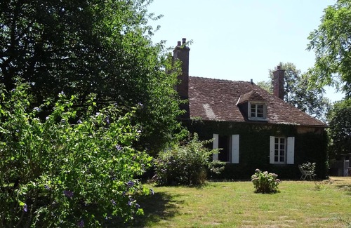 Deux-Chaises Cottage | Charming 17th-Century Gite with Modern Amenities in Tranquil Countryside