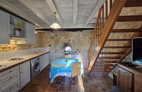 Monsac Cottage | Charming 17th-Century Farmhouse with Modern Comforts, Terrace & Pastoral Views
