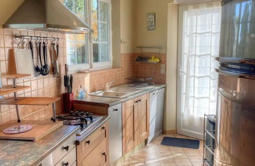 Villandry Cottage | Charming 17th-Century Farmhouse with Garden, Terrace, Modern Amenities, and Wi-Fi in Villandry