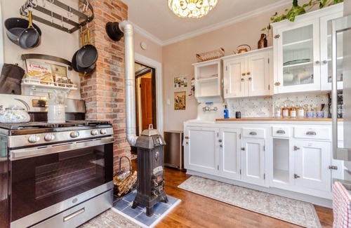 New Tacoma Apartment | Charming 1901 Victorian Gem - 2BR Urban Escape AC Apartment in Downtown Tacoma