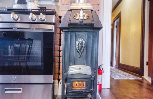 New Tacoma Apartment | Charming 1901 Victorian Gem - 2BR Urban Escape AC Apartment in Downtown Tacoma