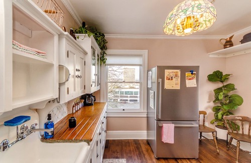 New Tacoma Apartment | Charming 1901 Victorian Gem - 2BR Urban Escape AC Apartment in Downtown Tacoma