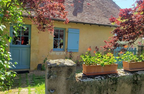 Asnieres sur Vegre Cottage | Charming 19th Century Cottage with Large Garden and River Access, Near Medieval Village