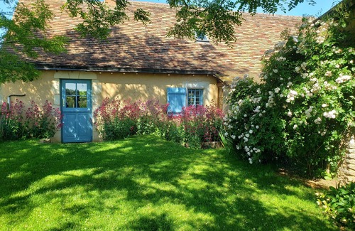 Asnieres sur Vegre Cottage | Charming 19th Century Cottage with Large Garden and River Access, Near Medieval Village