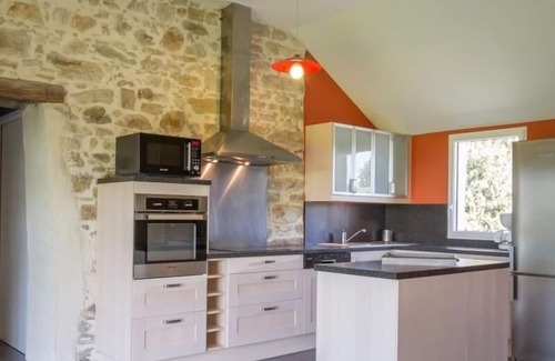Nort-sur-Erdre Cottage | Charming 19th-Century Barn near Nantes – Sleeps 14, Private Terrace, Large Garden, Free WiFi