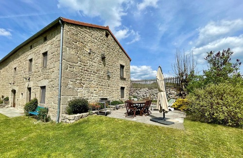 Saugues Cottage | Charming 19th-Century Farmhouse near Saugues - Stunning Views, Modern Comforts & Baby-Friendly