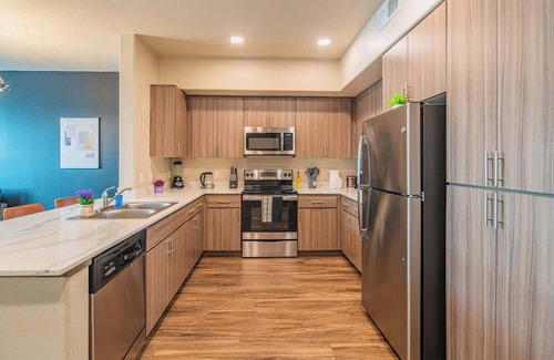 Tempe Apartment | Charming 1BD with Balcony Pool Gym WD can Sleeps 4