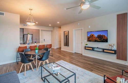 Tempe Apartment | Charming 1BD with Balcony Pool Gym WD can Sleeps 4