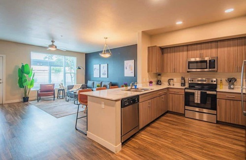 Tempe Apartment | Charming 1BD with Balcony Pool Gym WD can Sleeps 4