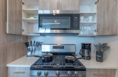 East Orange Apartment | Charming 1BR Apt in East Orange w/AC, WiFi! Close to Airport & Nickelodeon