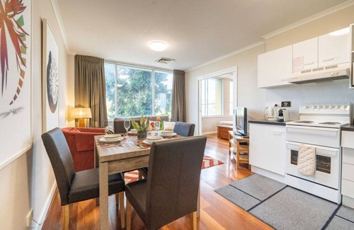 Auchenflower Apartment | Charming 1BR Auchenflower Apt with Parking Near UQ