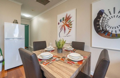 Auchenflower Apartment | Charming 1BR Auchenflower Apt with Parking Near UQ