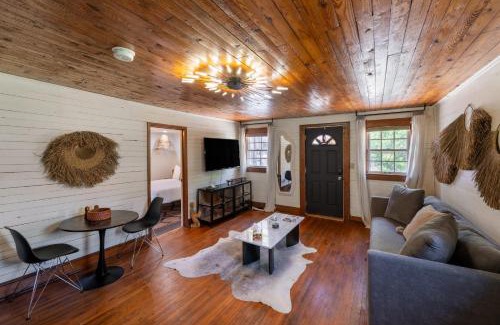 Gastonia Apartment | Charming 1BR Cabin with Netflix & Workspace