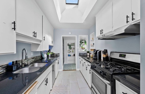 Vista House | Charming 2/1-house with Plantiful SunRoom and Hot Tub