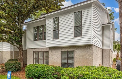 Saint Simons Heights Condo | Charming 2/2 condo close to the beach and shopping! WiFi, fitness, tennis,pool.