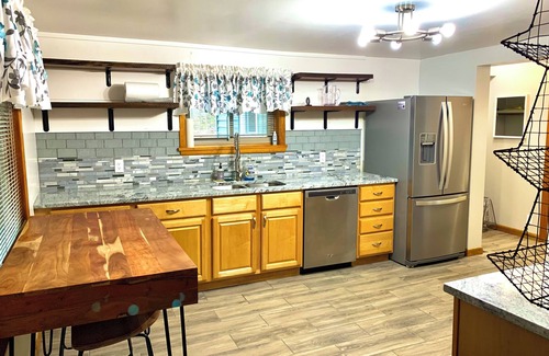 Champion House | CHARMING 2-BDR HOUSE MINUTES FROM LAKE MICHIGAMME! RENOVATED, CLEAN, WITH A/C!