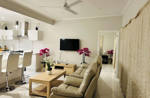 Tapere of Vaimaanga House | Charming 2-bedroom house with AC, WiFi in gorgeous Takitumu District