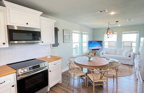 Port Bolivar House | Charming 2-bedroom house with WiFi and AC in lovely Bolivar Peninsula