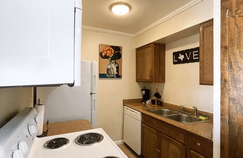 Monahans Apartment | Charming 2-Bed Apartment