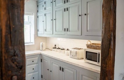 Mickle Trafford Cottage | Charming 2 bed cottage near Chester Zoo - Sleeps 6