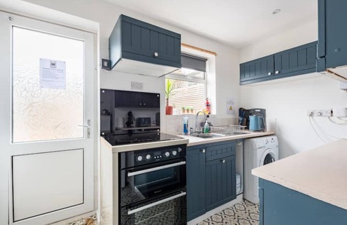 Newton St Loe House | Charming 2 Bed House Free Parking, Garden. 10 min drive to Bath Central