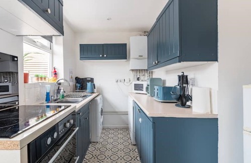 Newton St Loe House | Charming 2 Bed House Free Parking, Garden. 10 min drive to Bath Central