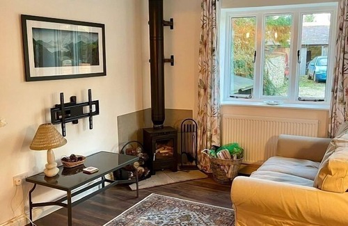 Maiden Newton Cabin | Charming 2-Bed Lodge in Dorchester