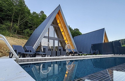 Mali Radic Villa | Charming 2-bedroom villa on the wood edge and river Una with WiFi, AC