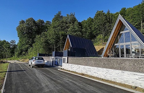 Mali Radic Villa | Charming 2-bedroom villa on the wood edge and river Una with WiFi, AC