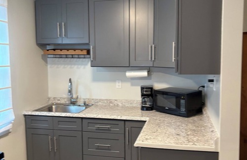 New Kensington House | Charming 2-bedroom house with AC, WiFi in quaint New Kensington