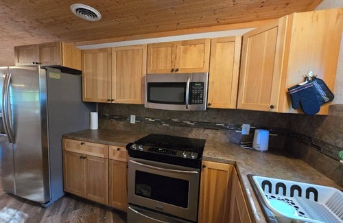 Silver Springs House | Charming 2-bedroom Full fence house in Silver Springs with AC, WiFi