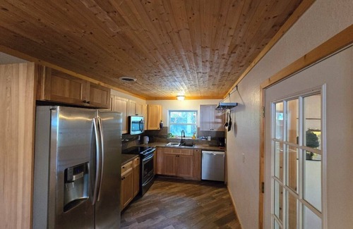 Silver Springs House | Charming 2-bedroom Full fence house in Silver Springs with AC, WiFi